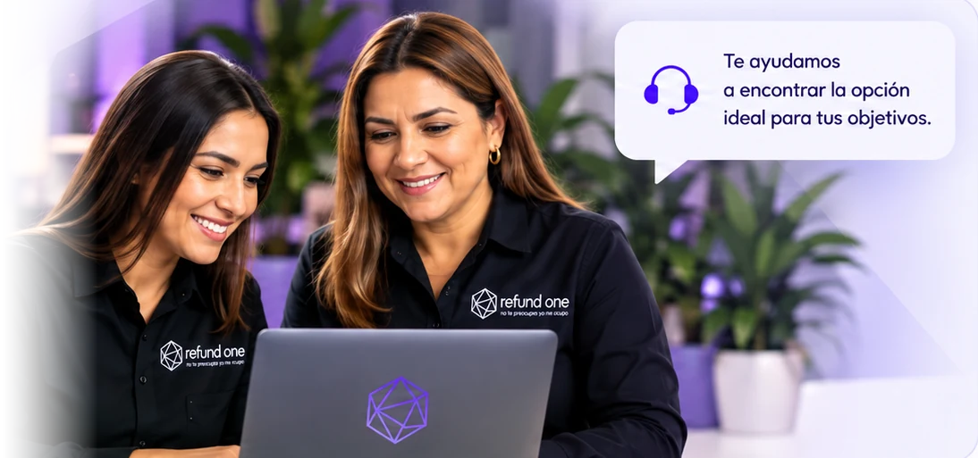 Dos integrantes del equipo de Refund One frente a una laptop